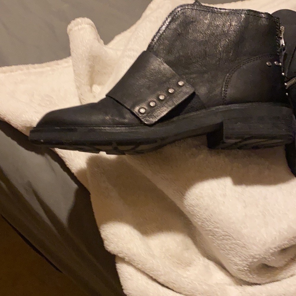 OTBT size 8 boots with stud detail and zipper never worn